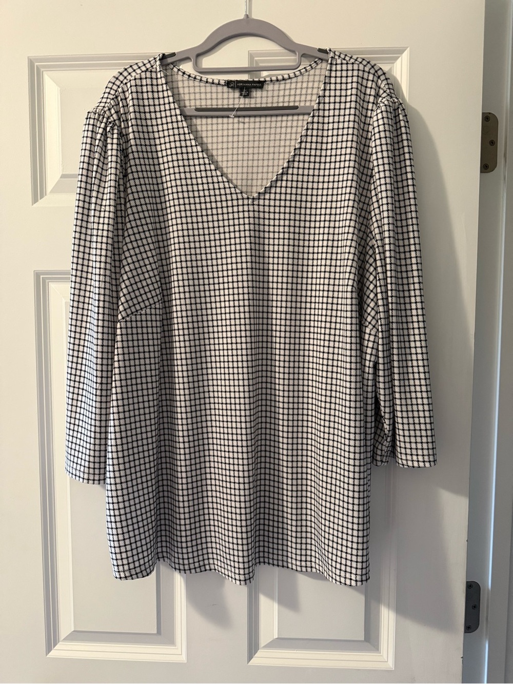Adrianna Papell V-Neck 3/4 Sleeve Top